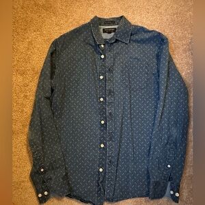 Banana Republic men’s button-down dress shirt